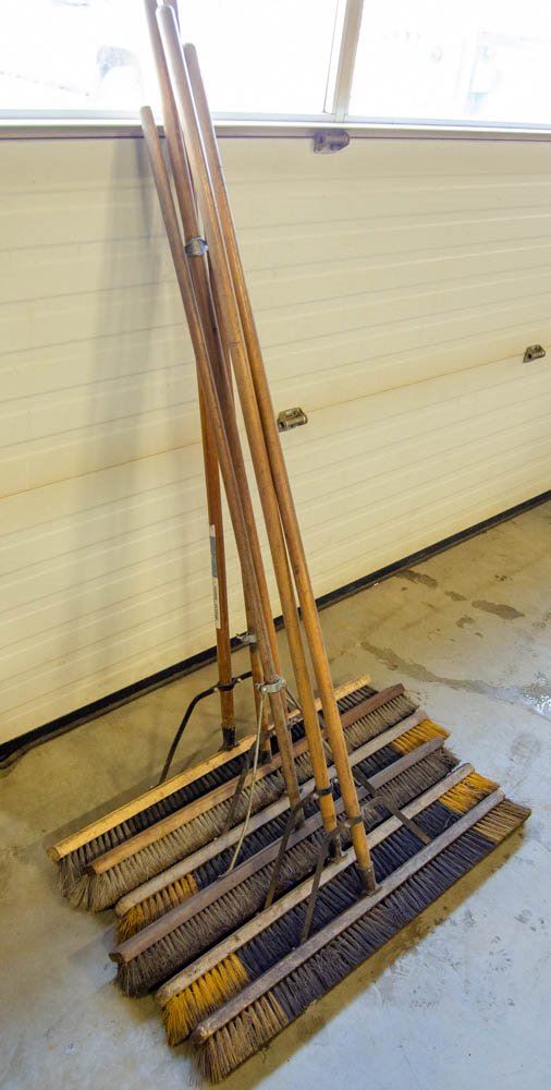 LOT OF 6 36" PUSH BROOMS