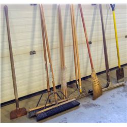 LARGE LOT OF ASSORTED CLEANING AND YARD TOOLS