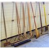 Image 1 : LARGE LOT OF ASSORTED CLEANING AND YARD TOOLS