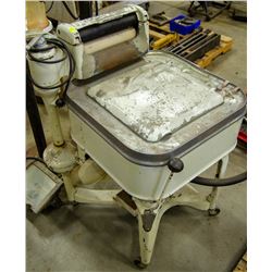ANTIQUE MAYTAG WASHING MACHINE