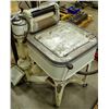 Image 1 : ANTIQUE MAYTAG WASHING MACHINE
