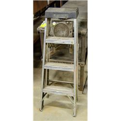 FEATHERLITE 4 FOOT ALUMINUM A-FRAME LADDER