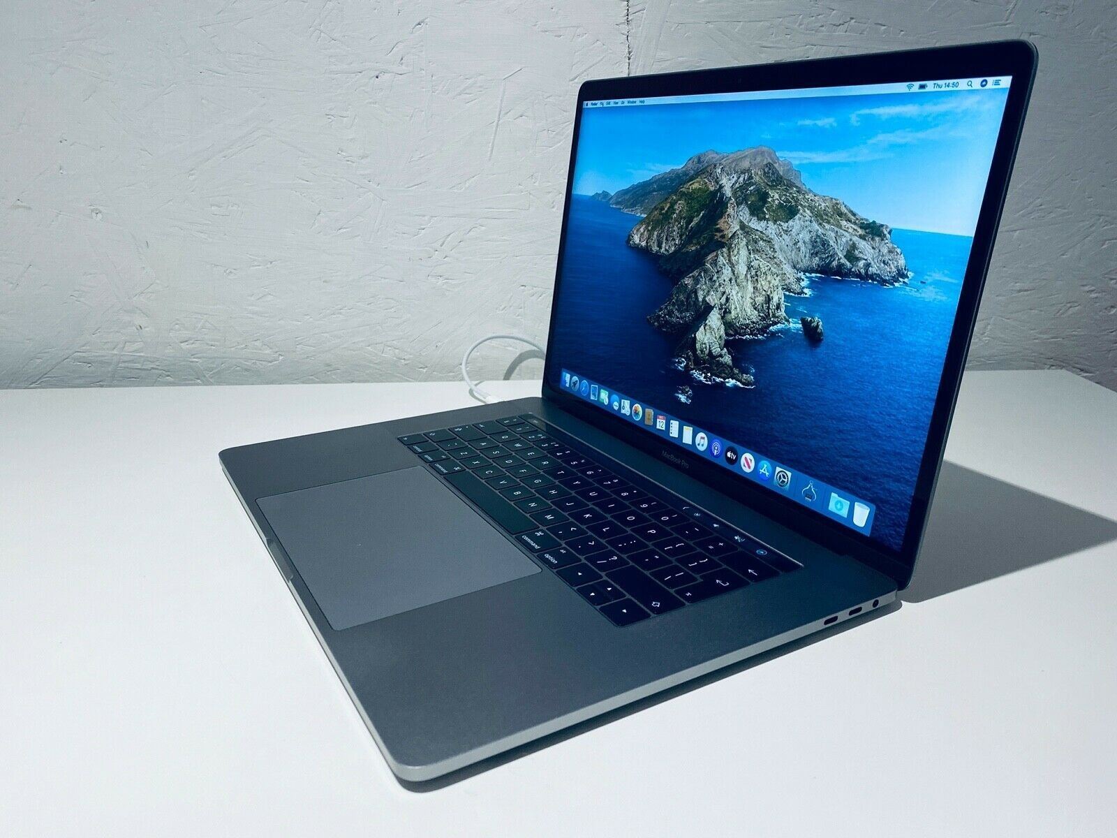 15" MAY 2017 APPLE MACBOOK PRO QUADCORE i7 RETINA TOUCHBAR