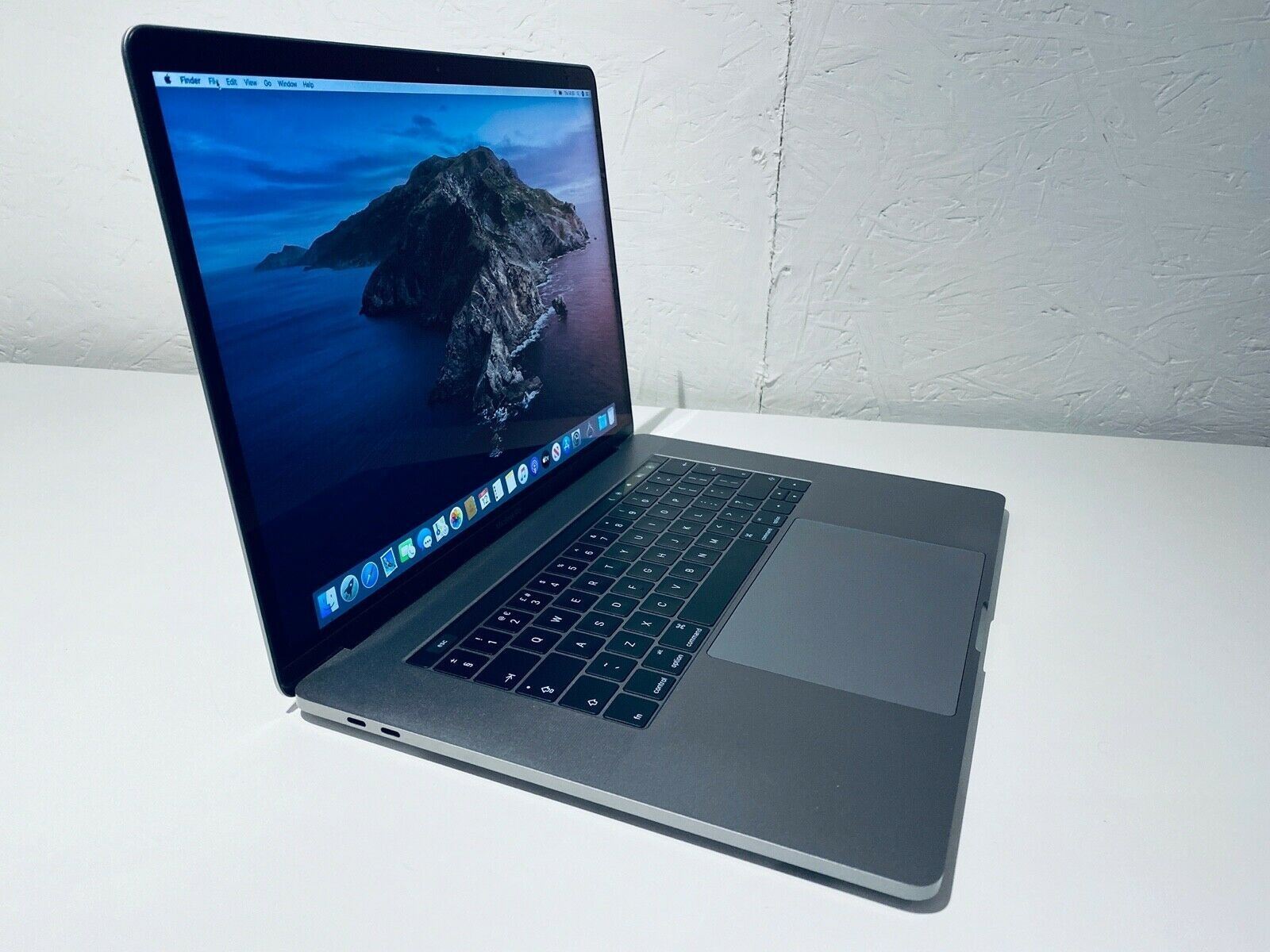 15" MAY 2017 APPLE MACBOOK PRO QUADCORE i7 RETINA TOUCHBAR