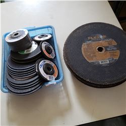 TRAY AND STACK OF CUTTING DISCS