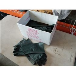 10 PAIRS OF NEW WATERPROOF GLOVES