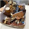Image 2 : TRAY OF WOOD FIGURES