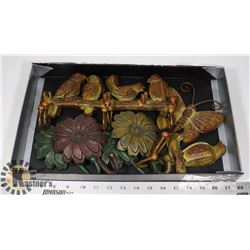 LOT OF METAL WALL HOOKS