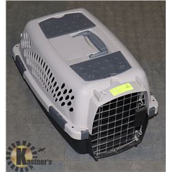 USED CAT KENNEL RECENTLY WASHED WITH BASE