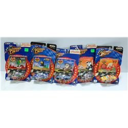 1:64 DIE CAST 5 X NASCAR LOONEY TUNES