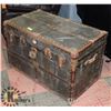 Image 1 : 1940'S TRUNK WITH VINTAGE KLONDIKE DRESS