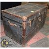 Image 3 : 1940'S TRUNK WITH VINTAGE KLONDIKE DRESS