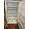 Image 2 : GE WHITE STANDUP FREEZER WITH DRAWERS AND SHELVES