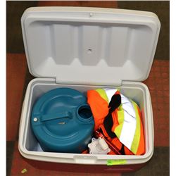 RUBBERMAID COOLER WITH 2 1/2 GALLON