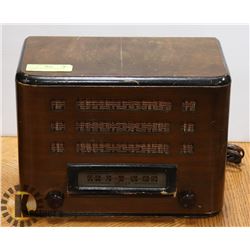 ANTIQUE WOOD COUNTER TOP RADIO