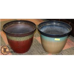 PAIR OF 18" DIAMETER GARDEN PLANT POTS, 14" TALL