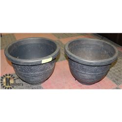 PAIR OF 14" DIAMETER GARDEN PLANT POTS, 11" TALL