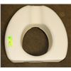 Image 1 : RAISED TOILET SEAT - UNIVERSAL FIT