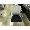 Image 2 : BLACK AND WHITE MESH BACK NESTING CLIENT CHAIR