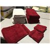 Image 1 : LOT OF WAMSUTTA CLASSIC TURKISH BATH TOWELS (RED & BEIGE) 4 BATH TOWELS, 2 HAND TOWELS & 2 FACE