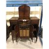 Image 2 : ANTIQUE GRAMOPHONE