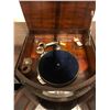 Image 3 : ANTIQUE GRAMOPHONE