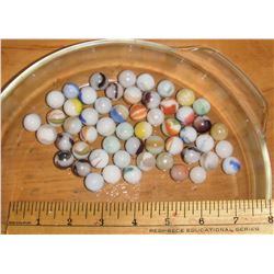 54 White old marbles or with colours 2 sizes -54 billes vielles blanches ou avec couleurs 2grandeurs