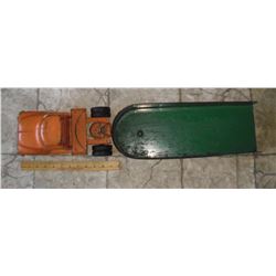 Tonka Mound Minn. USA orange old truck and Steel Carrier - camion vieux Tonka fait aux États-Unis