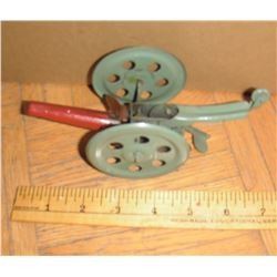 34A UNDER IT the toy - Dessous le jouet