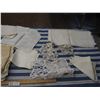 Image 6 : Lot of 33 Vintage Linen and Doilies