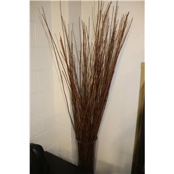 CLEAR DECORATIVE STANDING VASE WITH FOLIAGE