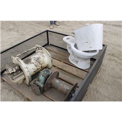 2 WINCHES C/W PALLET FRAME