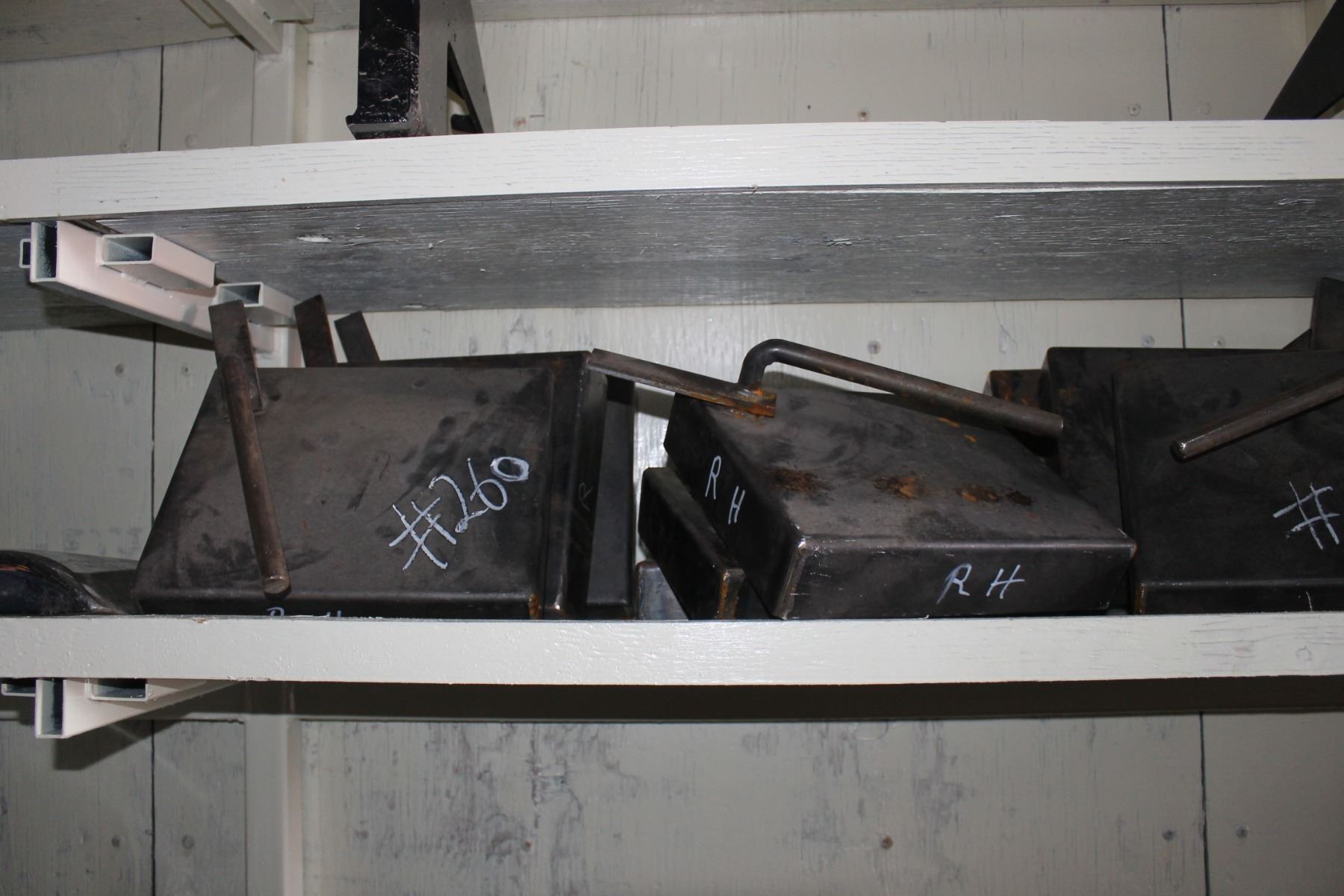 2 DSP HITCHES & 8 BLACK STEEL LATCHES