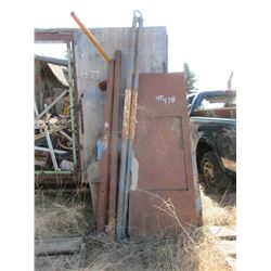 BLUE & WHITE HITCH & METAL PLATE