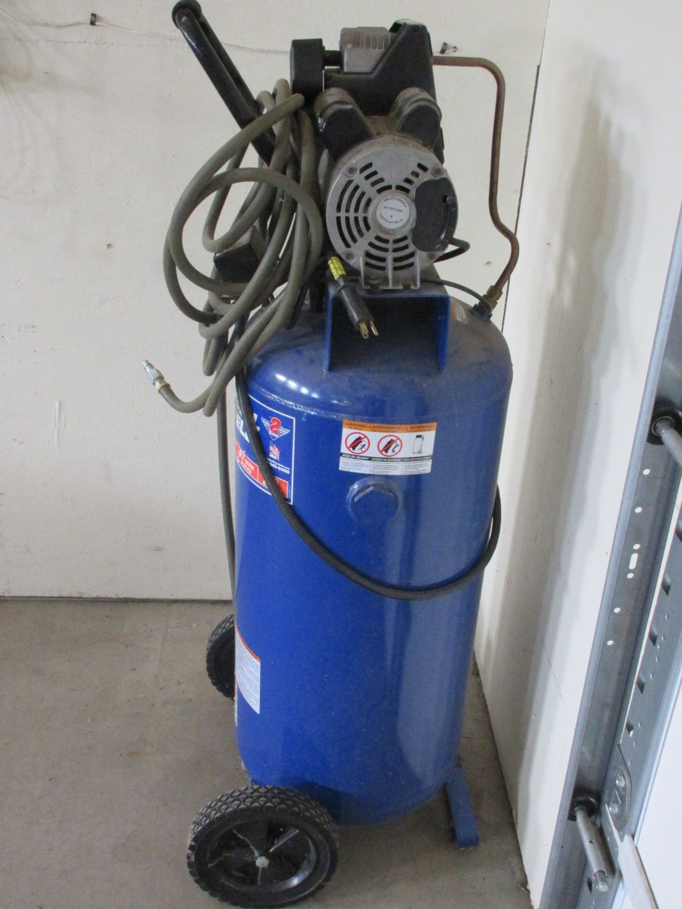 Campbell Hausfield 30 Gallon Upright Air Compressor 6.25 HP 130PSI