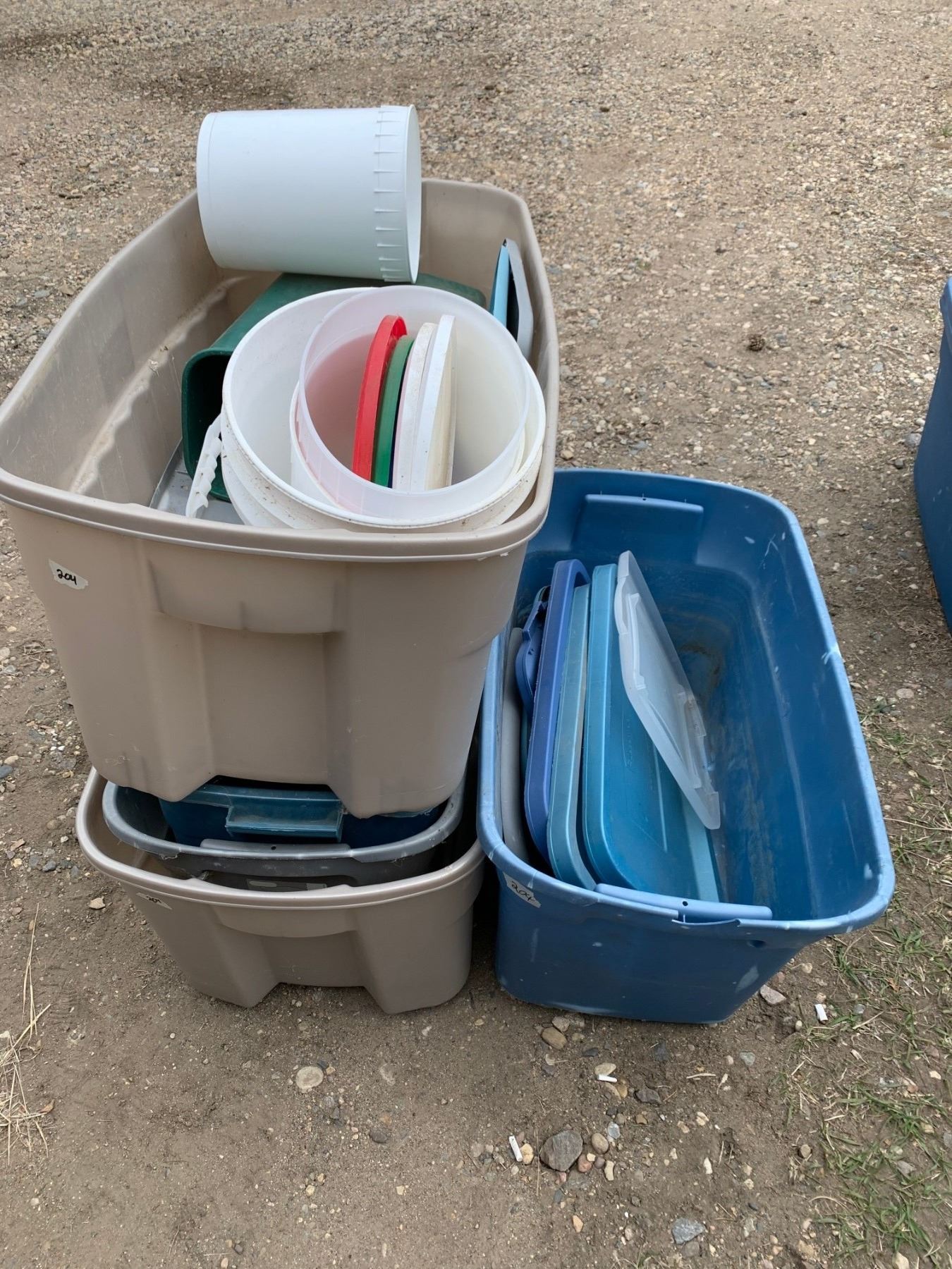 6 Rubbermaid Tubs