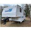 Image 2 : 1995 25.5' Fifth Wheel Camper - c/w Slide Out
