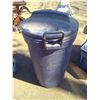 Image 1 : Rubbermaid Garbage Bin