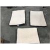 Image 1 : 3 X-LARGE SIZE PET BEDS