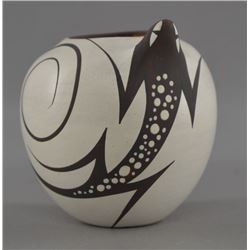 ZUNI INDIAN POTTERY VASE (PEYNETSA)