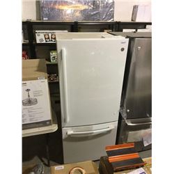 GE Refrigerator - White - Model: GBE21AGKGKWW