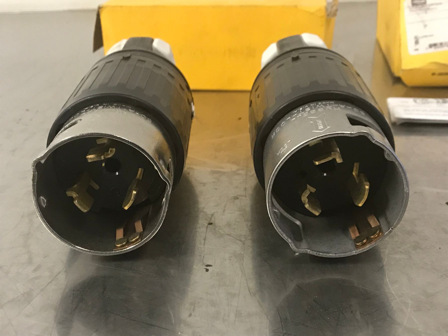 LOT OF HUBBLE CS8365C TWIST LOCK CONNECTOR