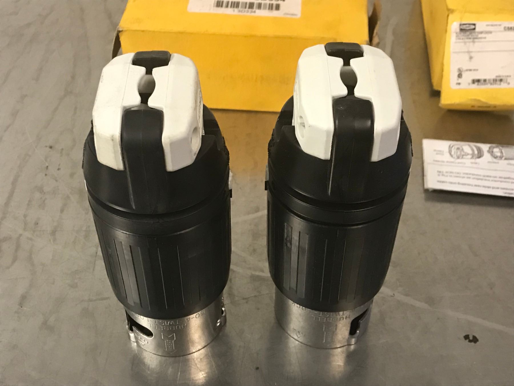 LOT OF HUBBLE CS8365C TWIST LOCK CONNECTOR