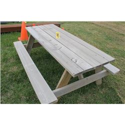 SMALL PICNIC TABLE