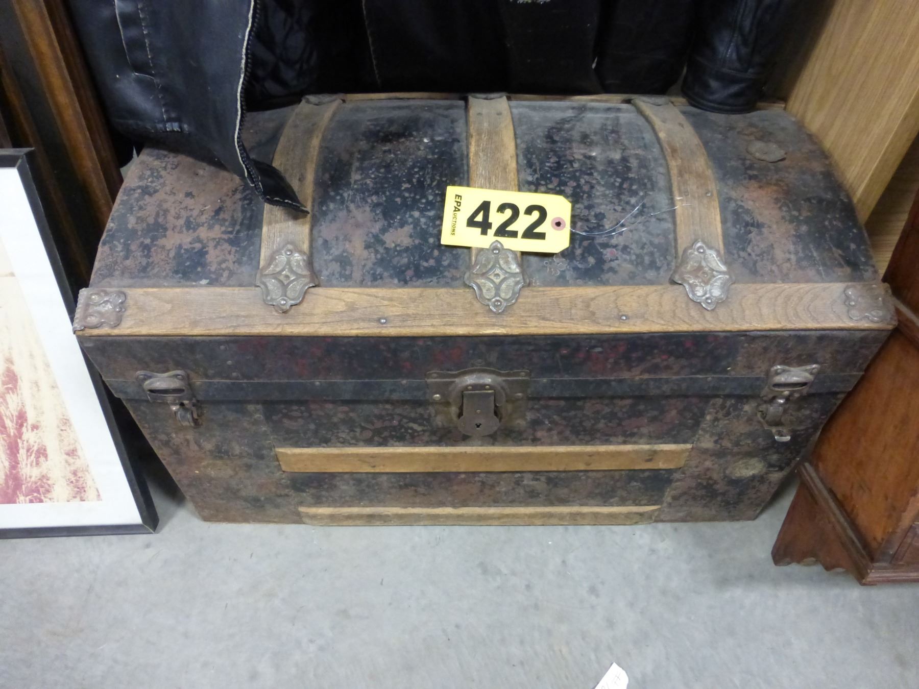ANTIQUE STEAMER TRUNK