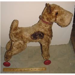 Very old as is dog on wheels toy you to rescue it - Très vieux jouet chien sur roues besoin hôpital