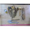 Image 1 : LOT OF WOODEN SPOONS + MEAT POUNDER + FLORIDA SUNSHINE CAN (EMPTY, UNOPENED)