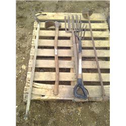LOT OF GROUND DIGGING TOOLS