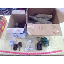 LOT OF INSULATORS + INSULATOR PEGS