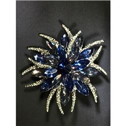 Contemporary blue rhinestoneÂ flower motif brooch.